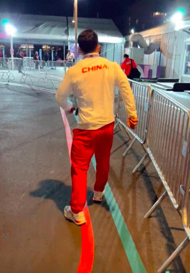石智勇赛后已经无法正常走路，只能斜着身子慢慢走